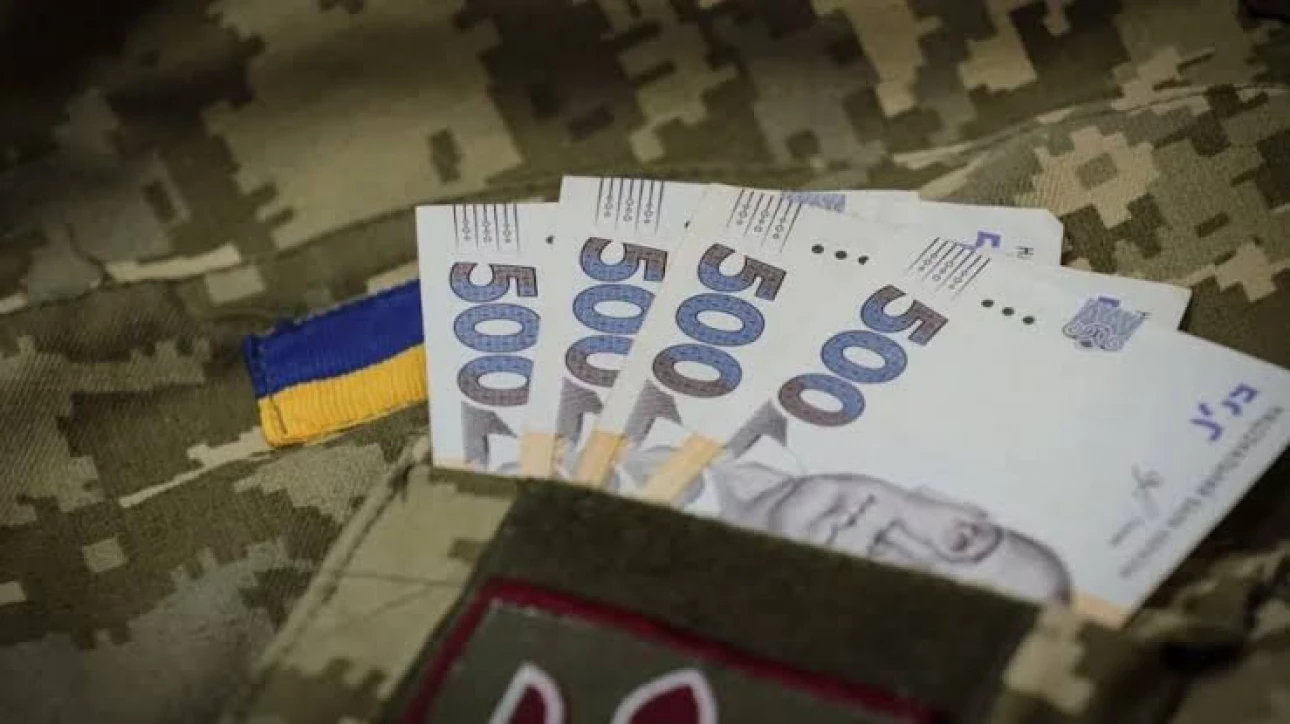 Будівля Кабінету Міністрів України на тлі повідомлення про фінансування виплат військовим