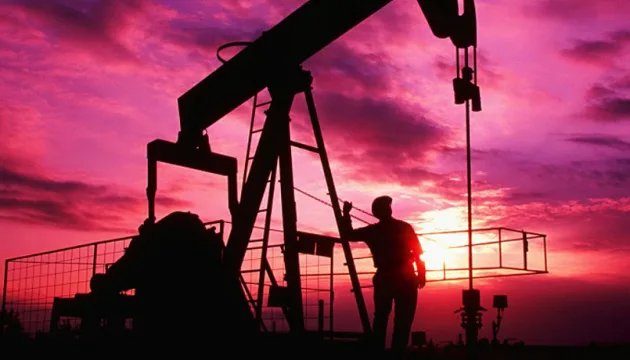 Нафтові резервуари й танкер на тлі падіння світових цін на нафту