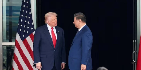Прапори Китаю та США на тлі переговорів про тарифи й штучний інтелект