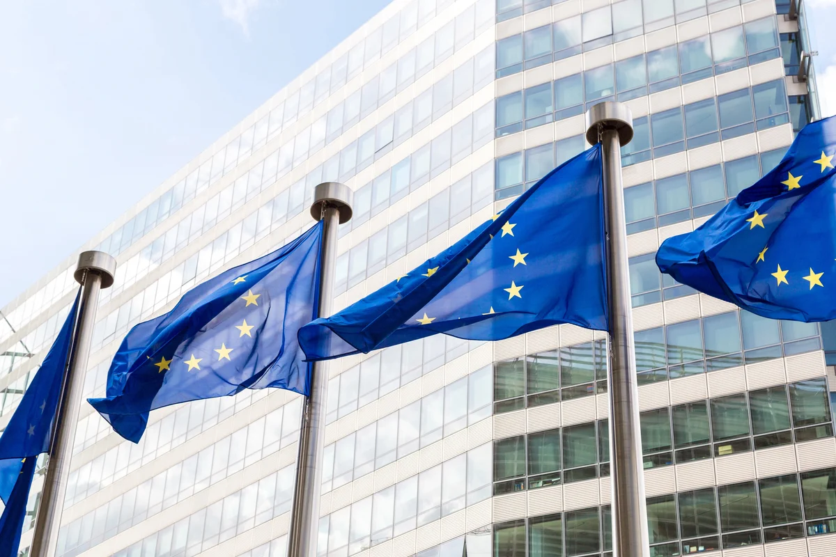 Прапори Європейського Союзу на тлі рішення про санкції проти повʼязаних із росією осіб і компаній