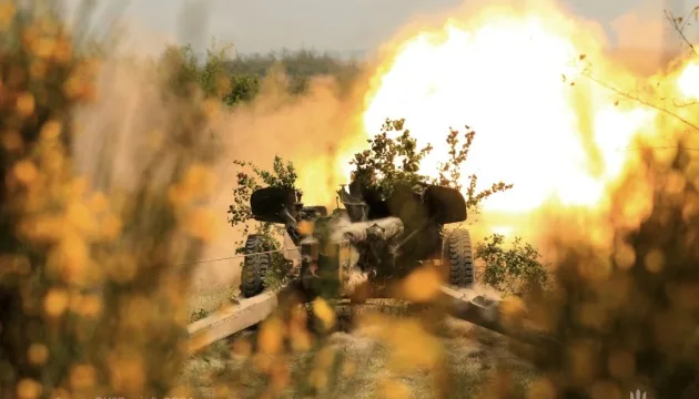 Українські військові на позиціях під час бойових дій на сході України