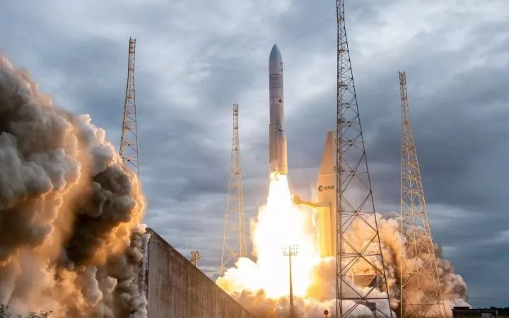 Європейська ракета Ariane 6 на стартовому майданчику перед запуском супутника