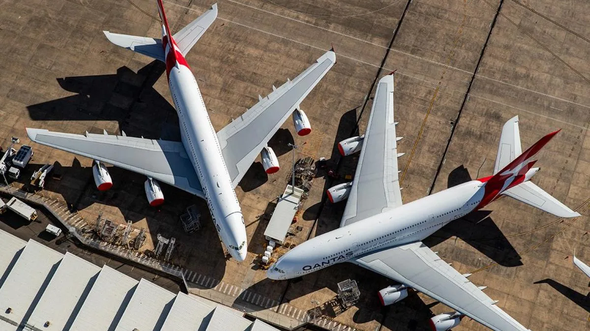 Наземні працівники біля літака Qantas в австралійському аеропорту