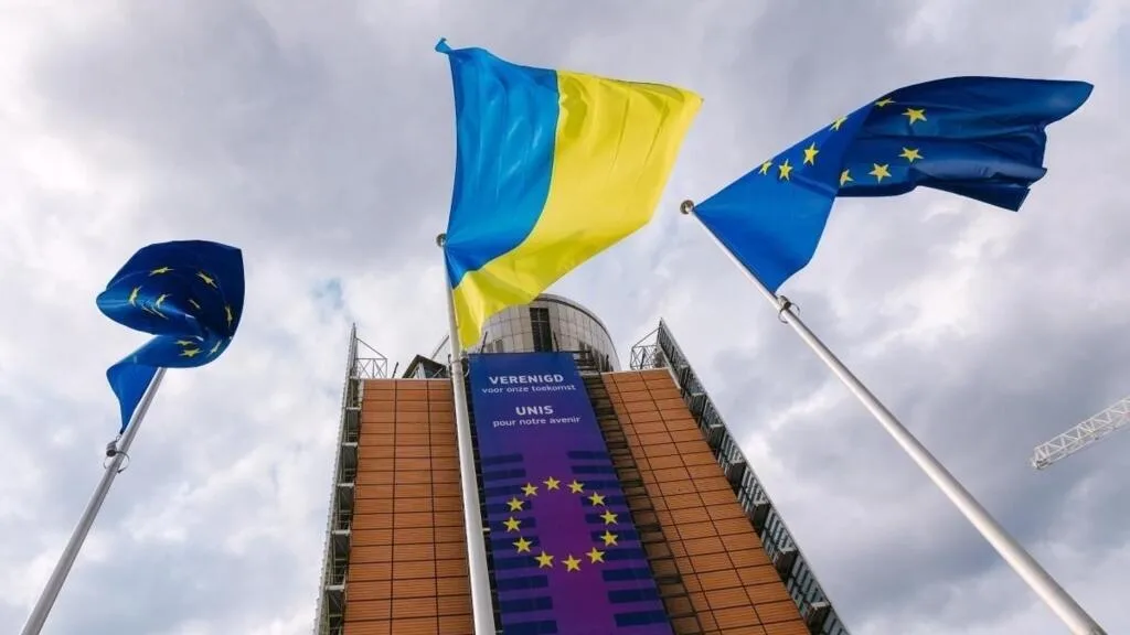 Прапори України та Європейського Союзу під час переговорів про фінансову підтримку