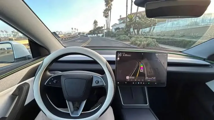 Електромобіль Tesla на європейській дорозі під час випробувань системи допомоги водієві