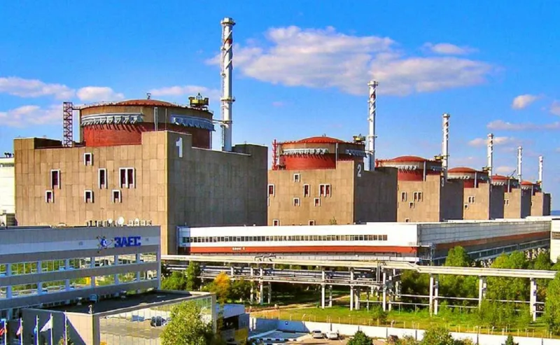 Запорізька атомна електростанція на тлі ліній електропередачі та аварійного ремонту