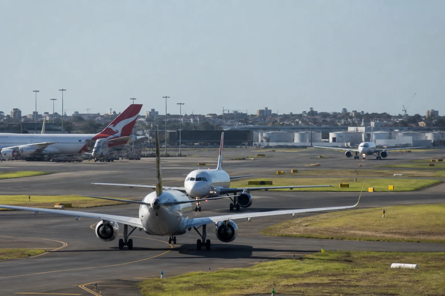 Літаки Qantas на руліжних доріжках аеропорту Сіднея та диспетчерська вежа