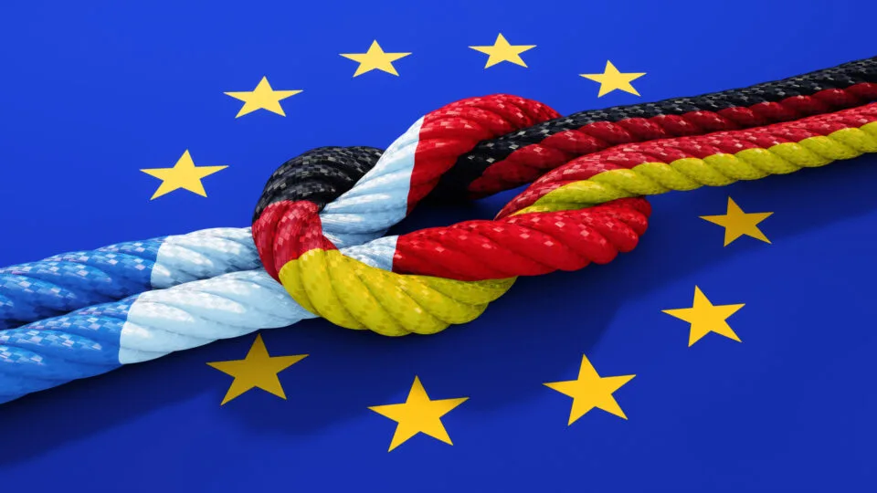 Прапори Франції Німеччини та ЄС біля будівлі Єврокомісії