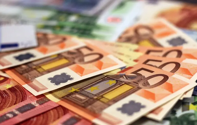 Прапори України та Європейського Союзу біля урядової будівлі