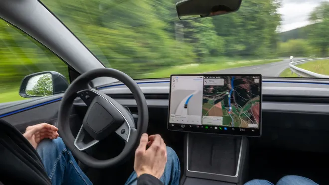 Електромобіль Tesla на німецькій дорозі