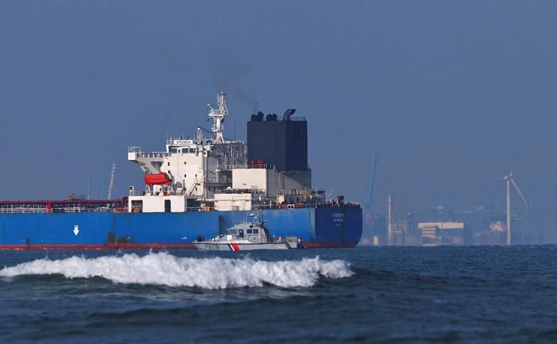 Вантажне судно в Чорному морі поблизу українського порту