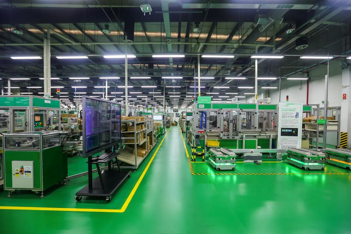 Логотипи Schneider Electric і PTC на екрані фінансового термінала