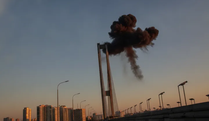 Пошкоджений Північний міст у Києві після російської атаки
