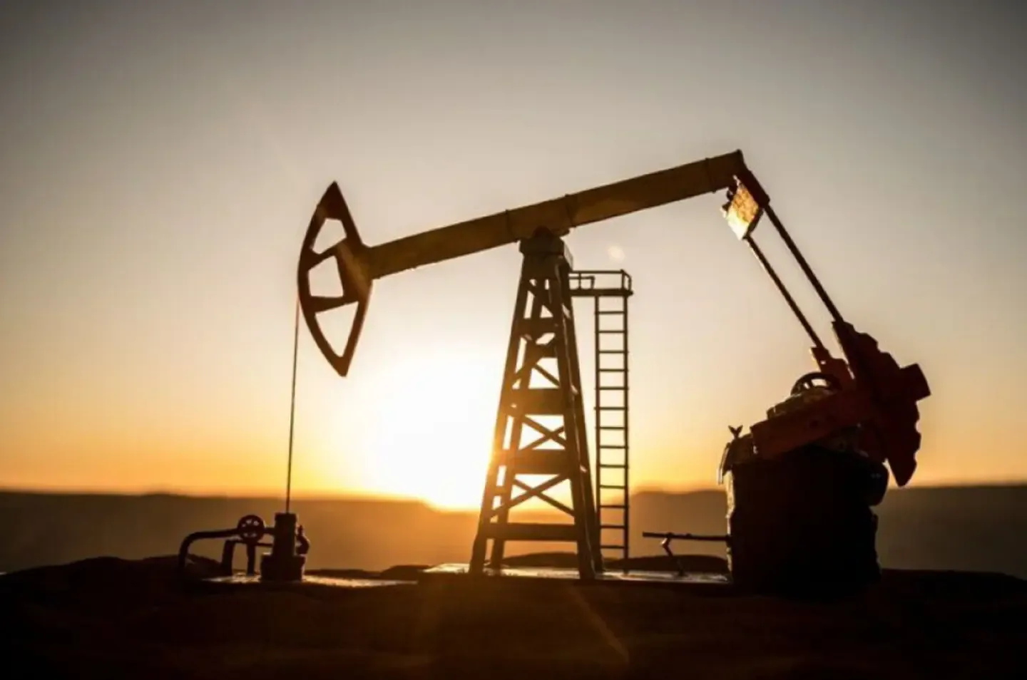 Нафтові танкери в Перській затоці на тлі графіка цін Brent