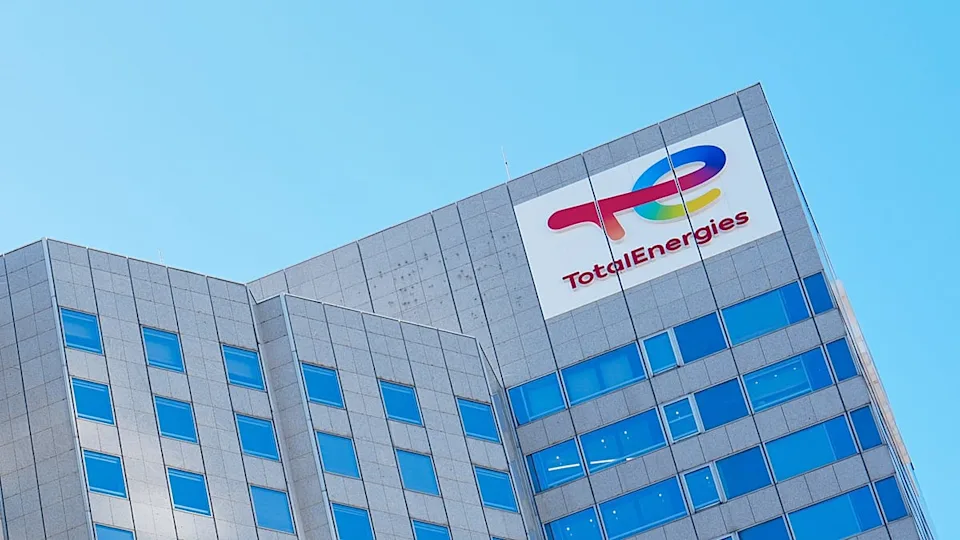 Нафтогазове родовище в Аргентині та логотип TotalEnergies